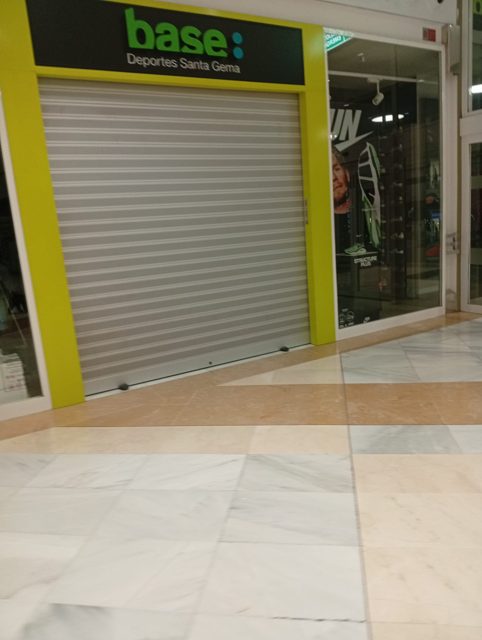 Persiana enrollable en tienda de deportes — Costa del Sol