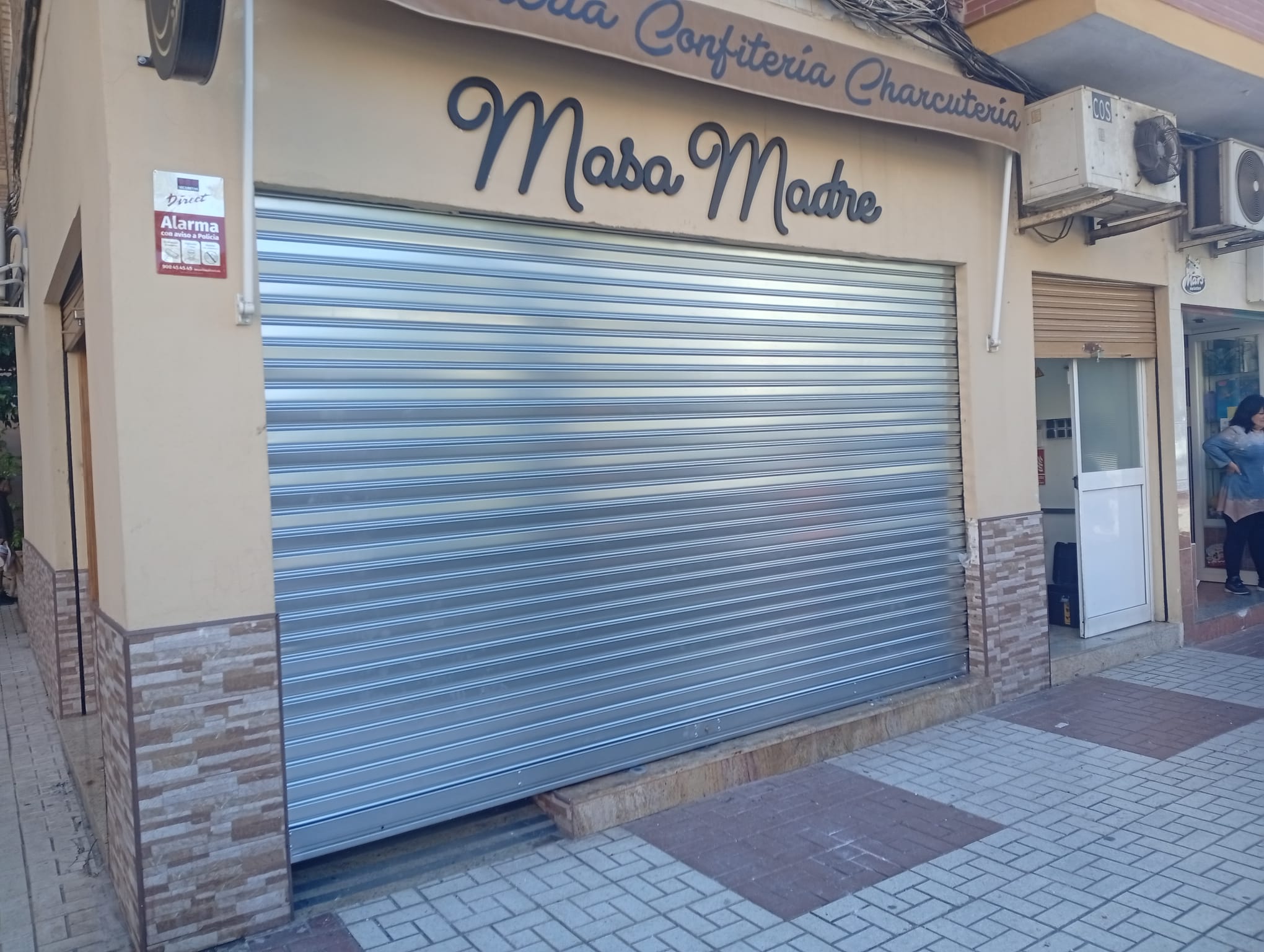 Persiana comercial instalada en local Marbella