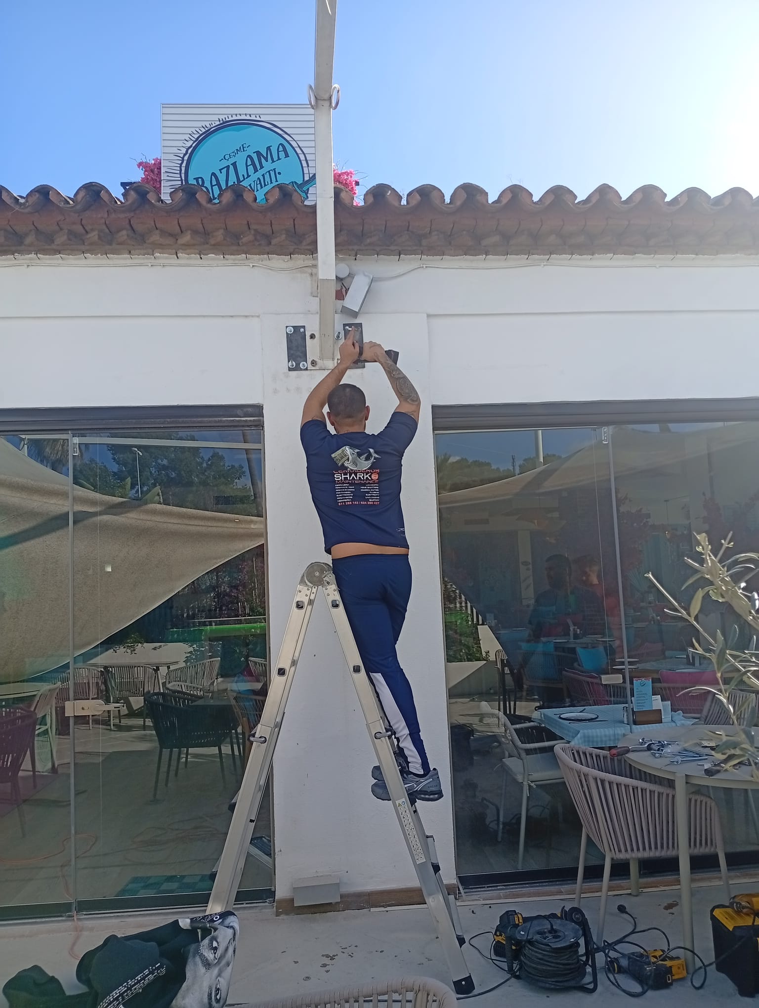 Equipo de Multiservicios Shark instalando en Marbella