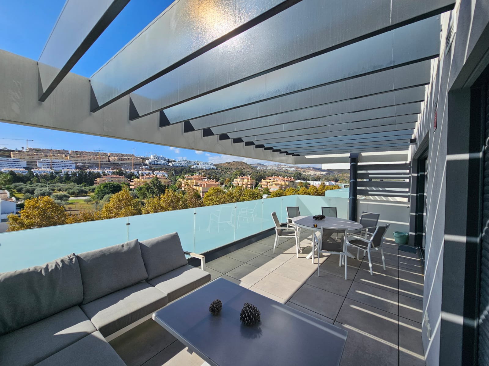 Pérgola bioclimática en terraza Marbella