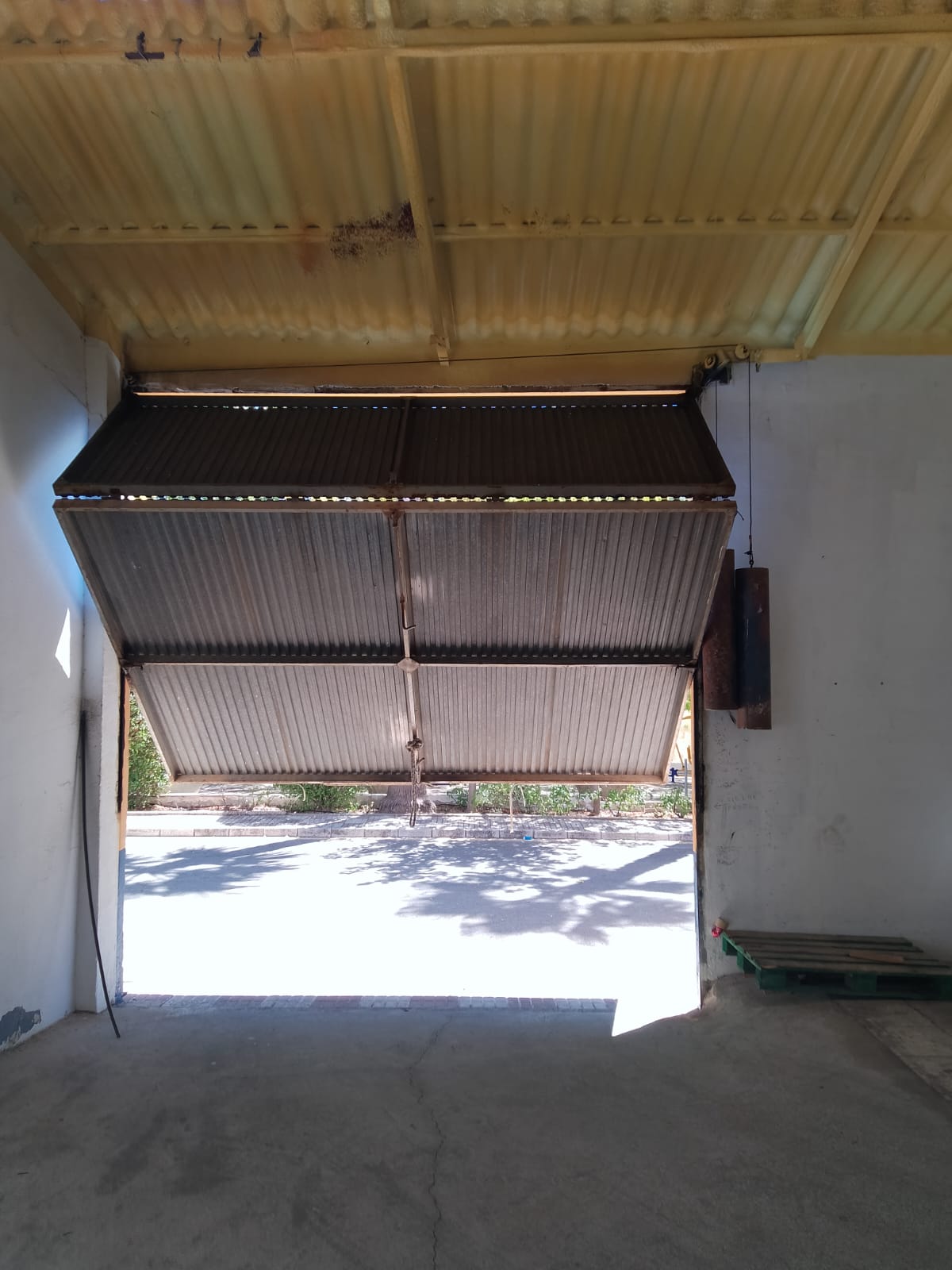 Puerta basculante de nave industrial — Marbella industrial