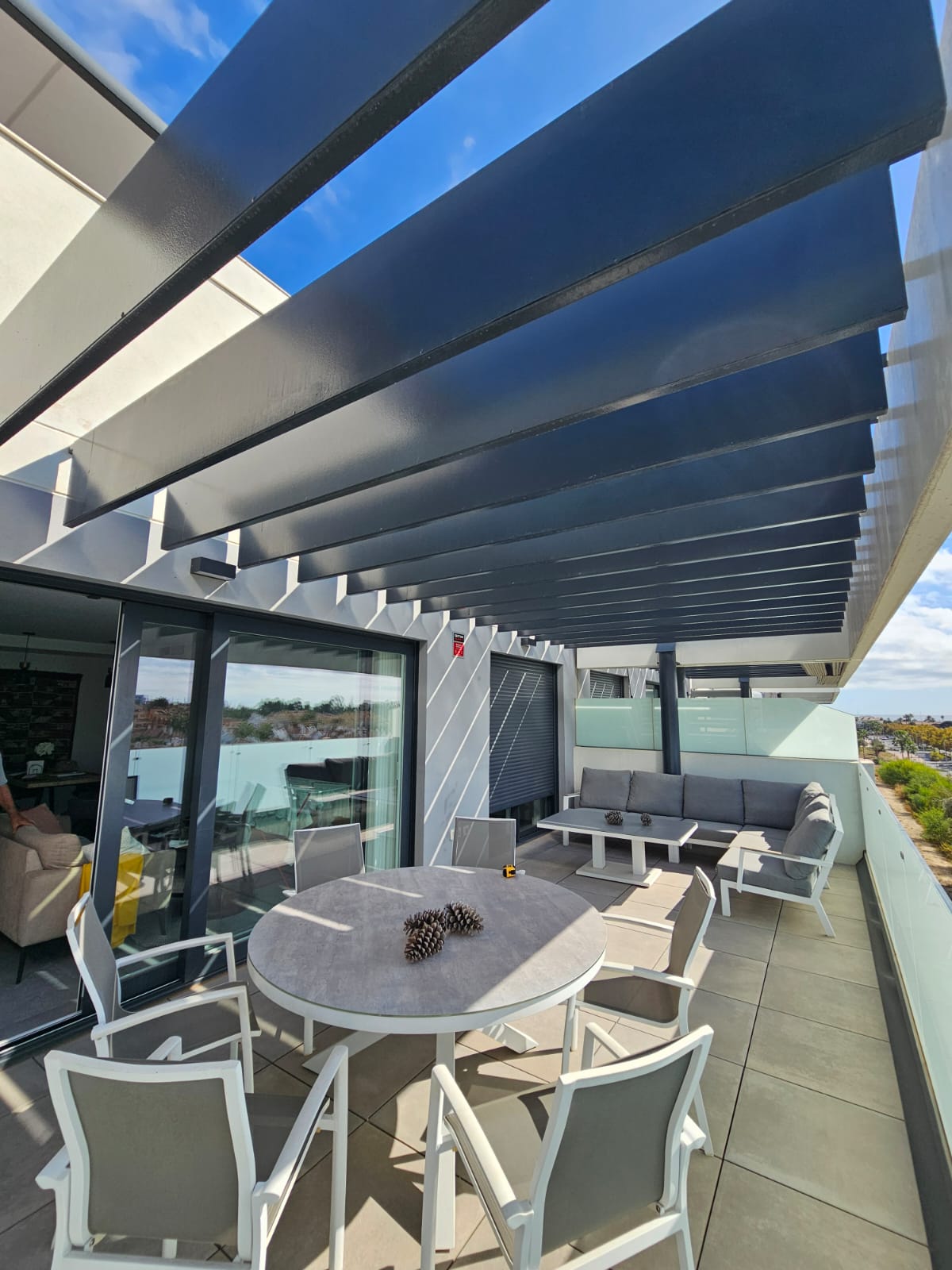 Pérgola bioclimática con lamas motorizadas — Costa del Sol